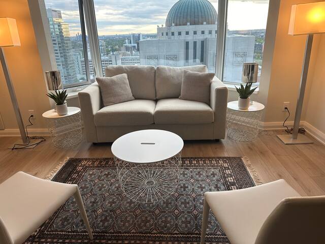 Exec 2 BD, 2 BATH suite in Yorkville (Parking inc)