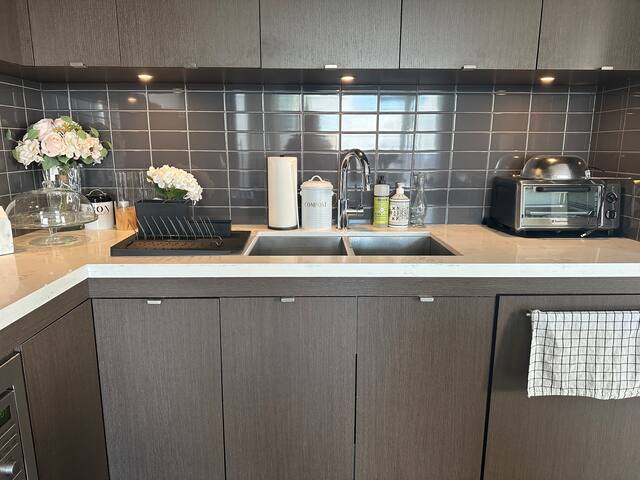 Exec 2 BD, 2 BATH suite in Yorkville (Parking inc) gallery image 2