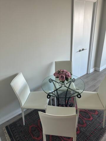 Exec 2 BD, 2 BATH suite in Yorkville (Parking inc) gallery image 4