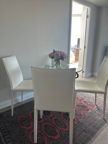 Exec 2 BD, 2 BATH suite in Yorkville (Parking inc) gallery image 5