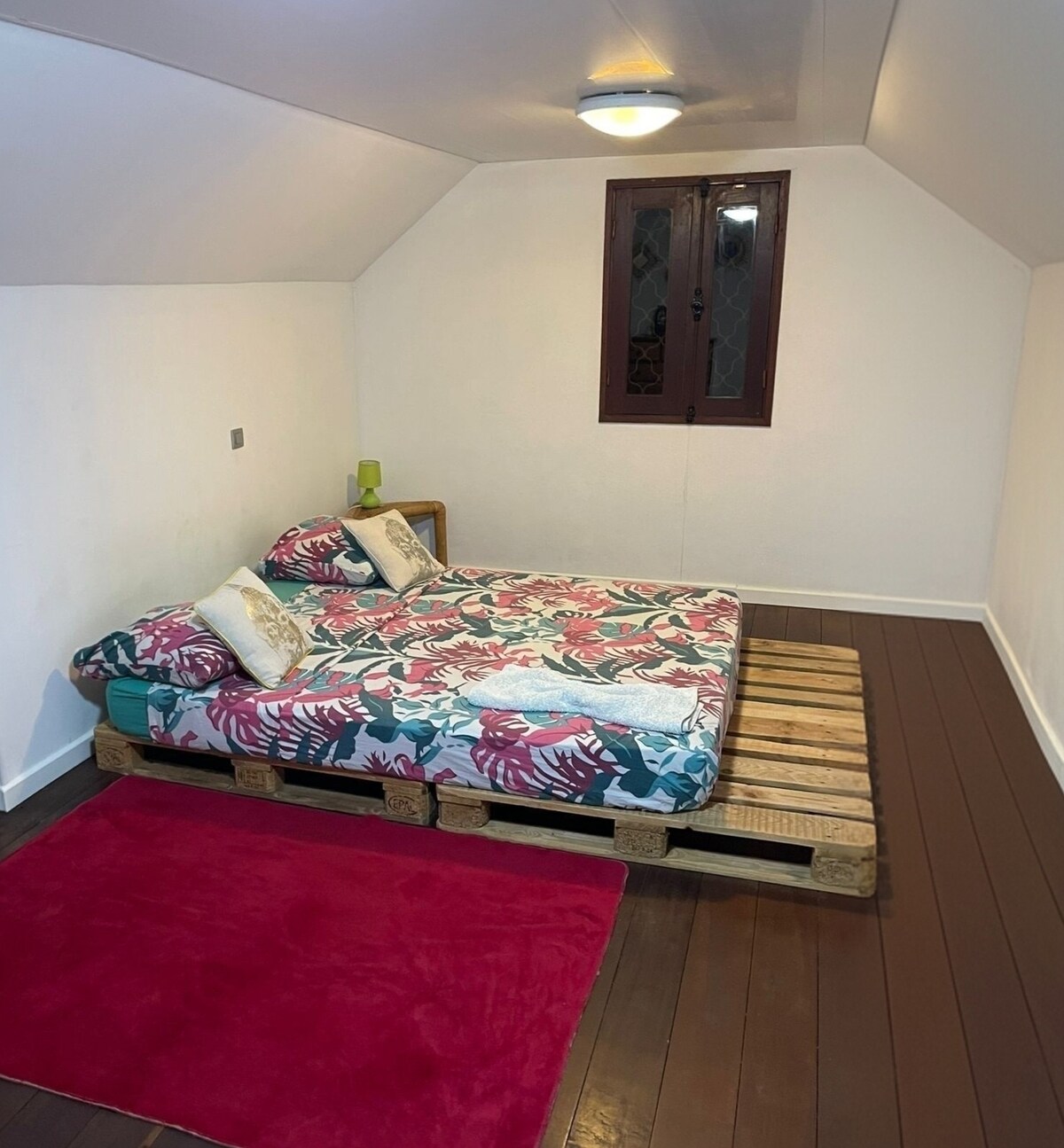 Soba Lumbini Spirit:

Zen soba inspirirana Nepalom, kombinacija prirodnih materijala, ekološki odgovornog duha i umirujuće atmosfere. 

Pravo utočište mira za ponovno povezivanje s osnovnim stvarima.
️