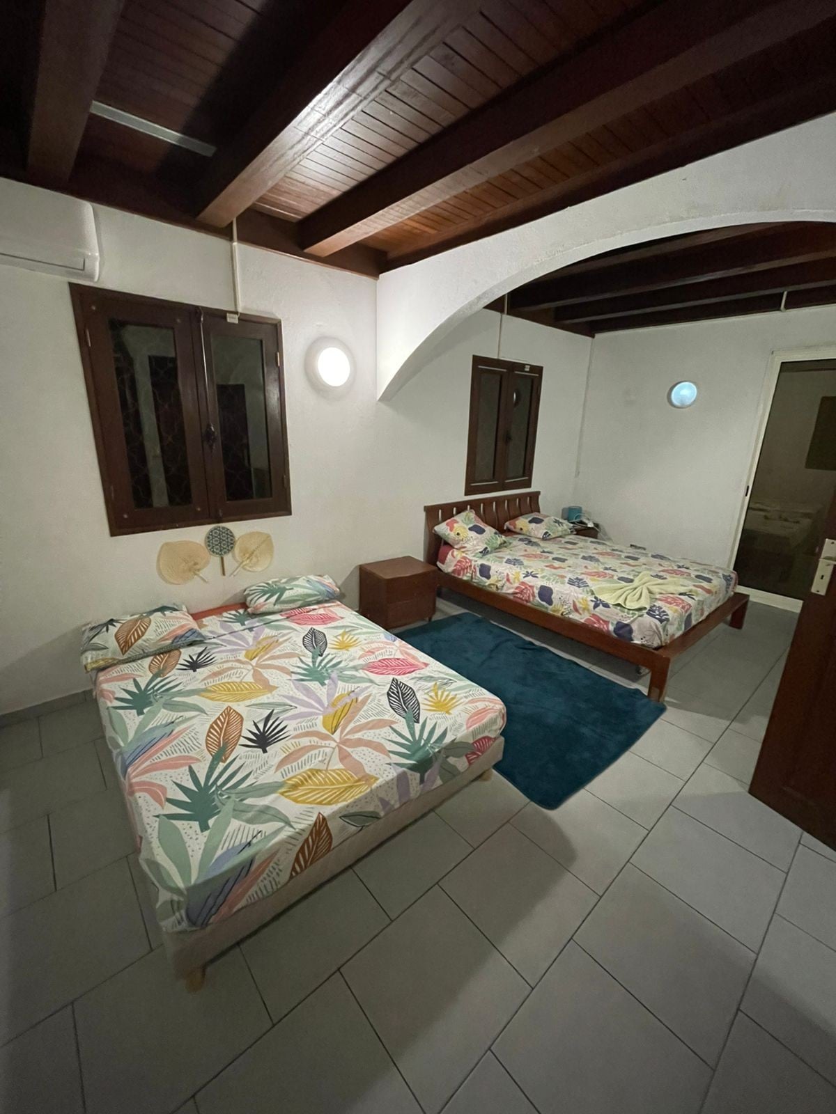 Kreolski buđenje uz bazen 
Velika, prostrana kreolska soba, potpuno drvena, dva udobna kreveta sa svim potrebnim prostorom za odlaganje.
 Direktan pogled na bazen za toplu tropsku atmosferu za opuštajući boravak u Kourou. 