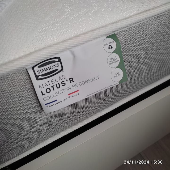 Kitanda sentimita 140x190. Godoro la Simmons lilinunuliwa mwezi Novemba mwaka 2024.