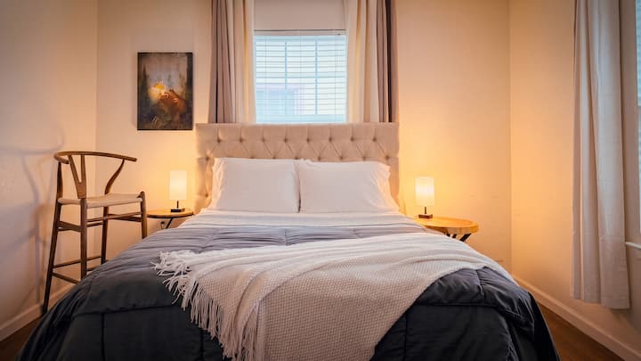 Cama tamaño queen, sábanas premium, wifi rápido; dispositivo habilitado de 2 GB y 7 GB, escritorio grande y ancho en cada dormitorio para trabajar desde casa. Mucho espacio en el armario y un espejo de cuerpo entero. Wifi rápido: 2 GB y 7 GB habilitados para el dispositivo. Conecte al módem con Ethernet. 
