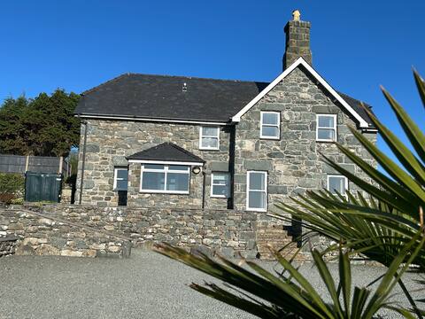 A traditional 3 bedroom cottage with sea views.