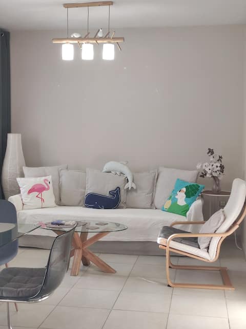 Popular Airbnb listing: Pretty Sunny Apartment Close to Acropolis in ΔΟΥΡΓΟΥΤΙ Ι