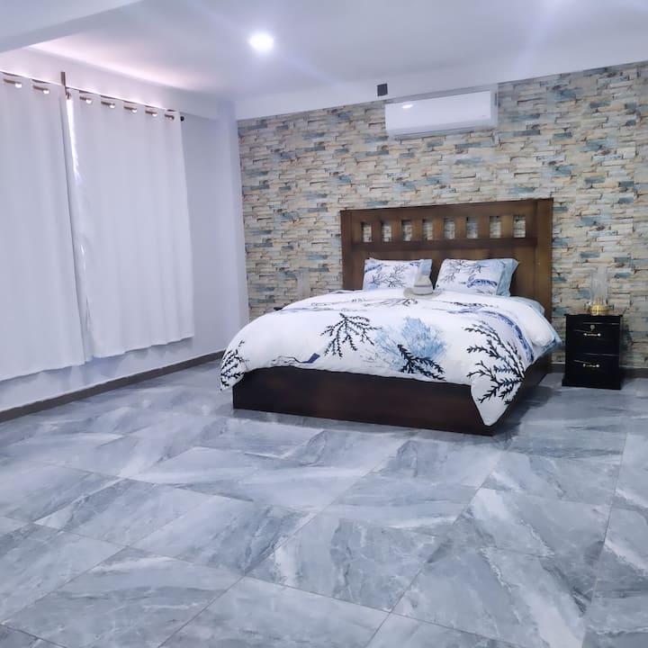 Maravilloso cuarto matrimonial, localizado en el primero piso con amplio baño privado y closet. Ideal para parejas que quieran  más privacidad. También ideal para adultos mayores que se les dificulte el subir las escaleras escaleras.