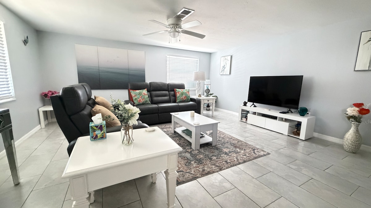 Top Airbnb: Lovely 2-Bedroom Condo, 7 min from Siesta Beach in Vamo