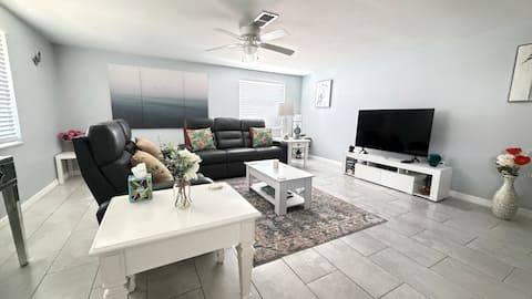 Top Airbnb: Lovely 2-Bedroom Condo, 7 min from Siesta Beach in Vamo