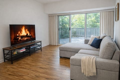 Top Airbnb: 2BR+Den w/Private Terrace | Gym & Sauna | Parking in York Centre