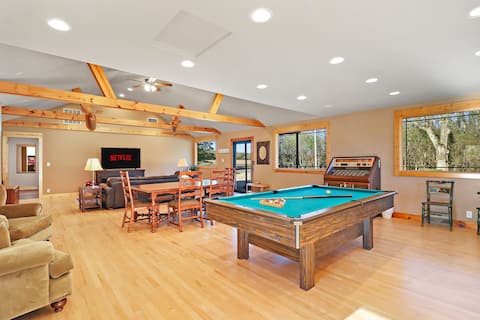 Secluded, Beautiful 3 Bed .5 Mile from Lake