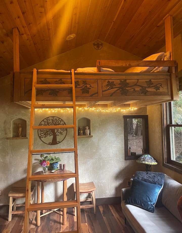 Muse Cabin in old growth forest w/cedar hot tub - Guesthouses for