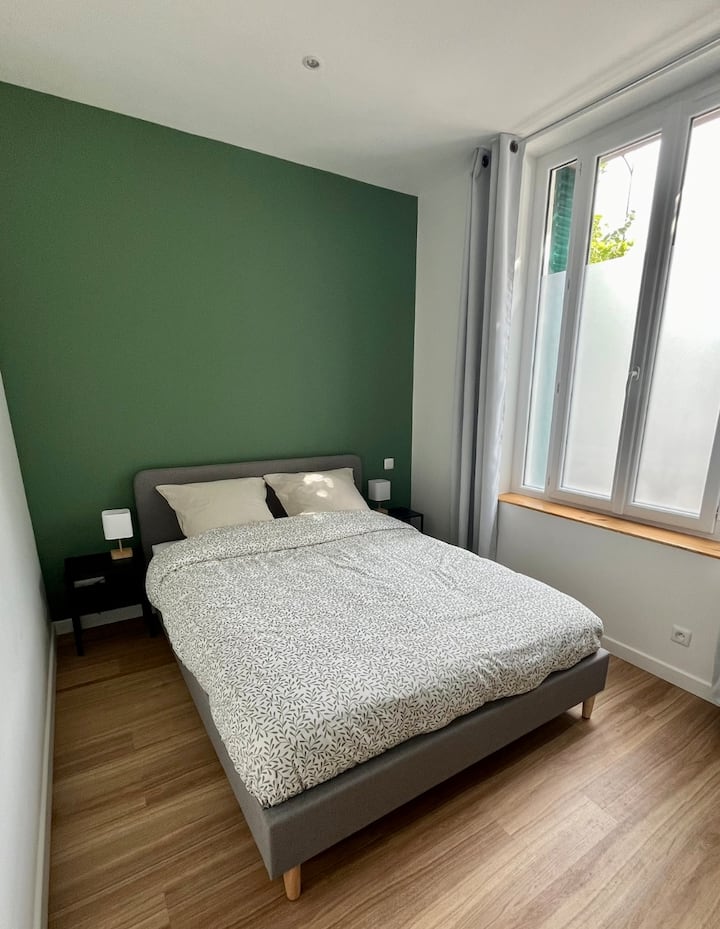 Posteľ v spálni (číslo 1)