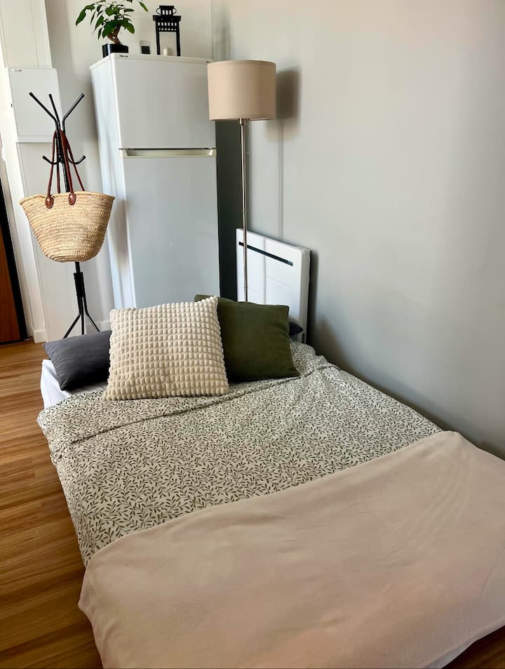 Obývacia zóna s rozkladacou pohovkou vhodná len pre malé deti