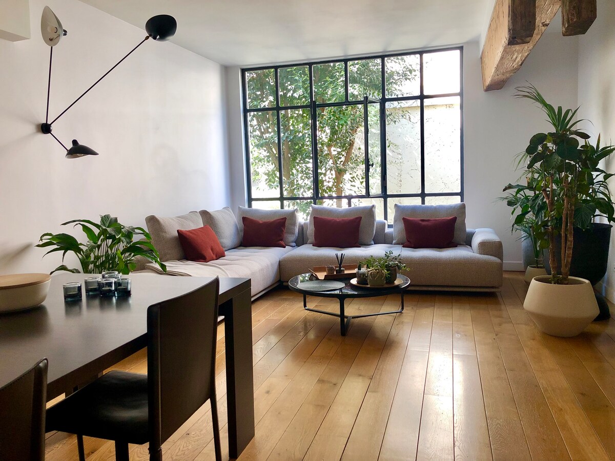 Popular Airbnb listing: Central apartment with large bay window 2p in Paris 10e Arrondissement