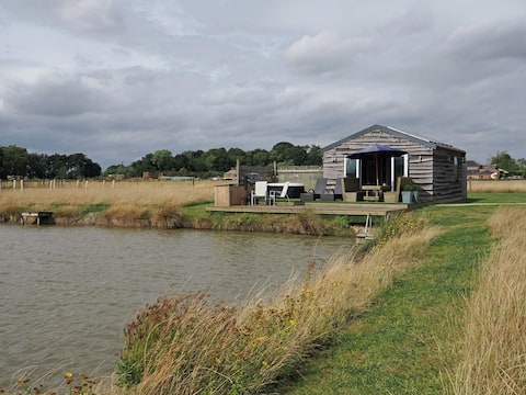 Cabin in beautiful countryside with private lake