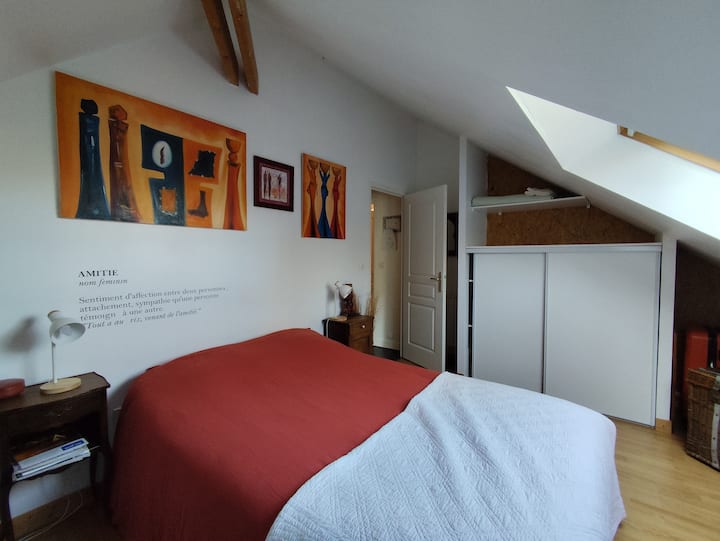 Dhomë gjumi në katin e sipërm me një krevat, dollap dhe raft rrobash 140x200