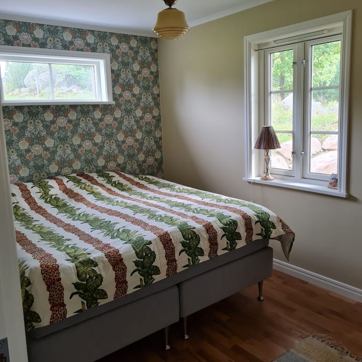 Chumba cha kulala chini ya ghorofa na kitanda cha watu wawili