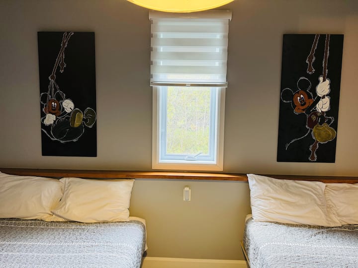 Chambre avec un lit double et un lit Queen.