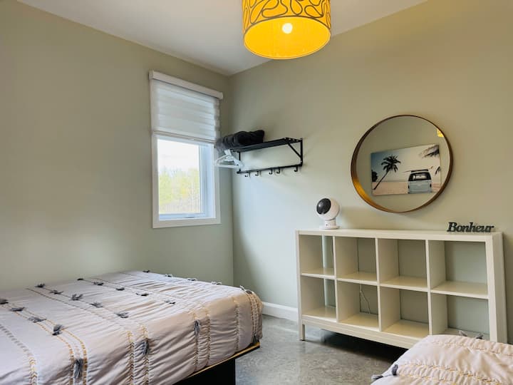 Un lit Queen et un lit double