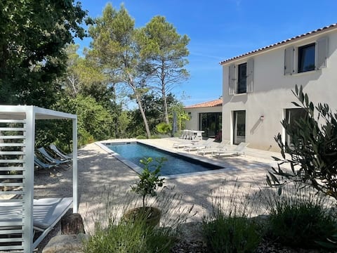 Large, quiet villa with pool – Villa Mia