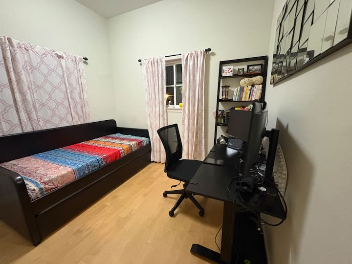 Работна соба со биро за седење/стоење и целосна канцелариска опрема. Исто така, има кревет на извлекување за дополнителни гости. 
Креветот на извлекување вклучува 2 единечни кревета – долниот се извлекува од под горниот. 