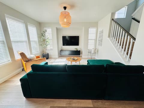 Top Airbnb: 4 Bedroom/5 Bath home, sleeps 10, Thtr Room, w/d in Westminster