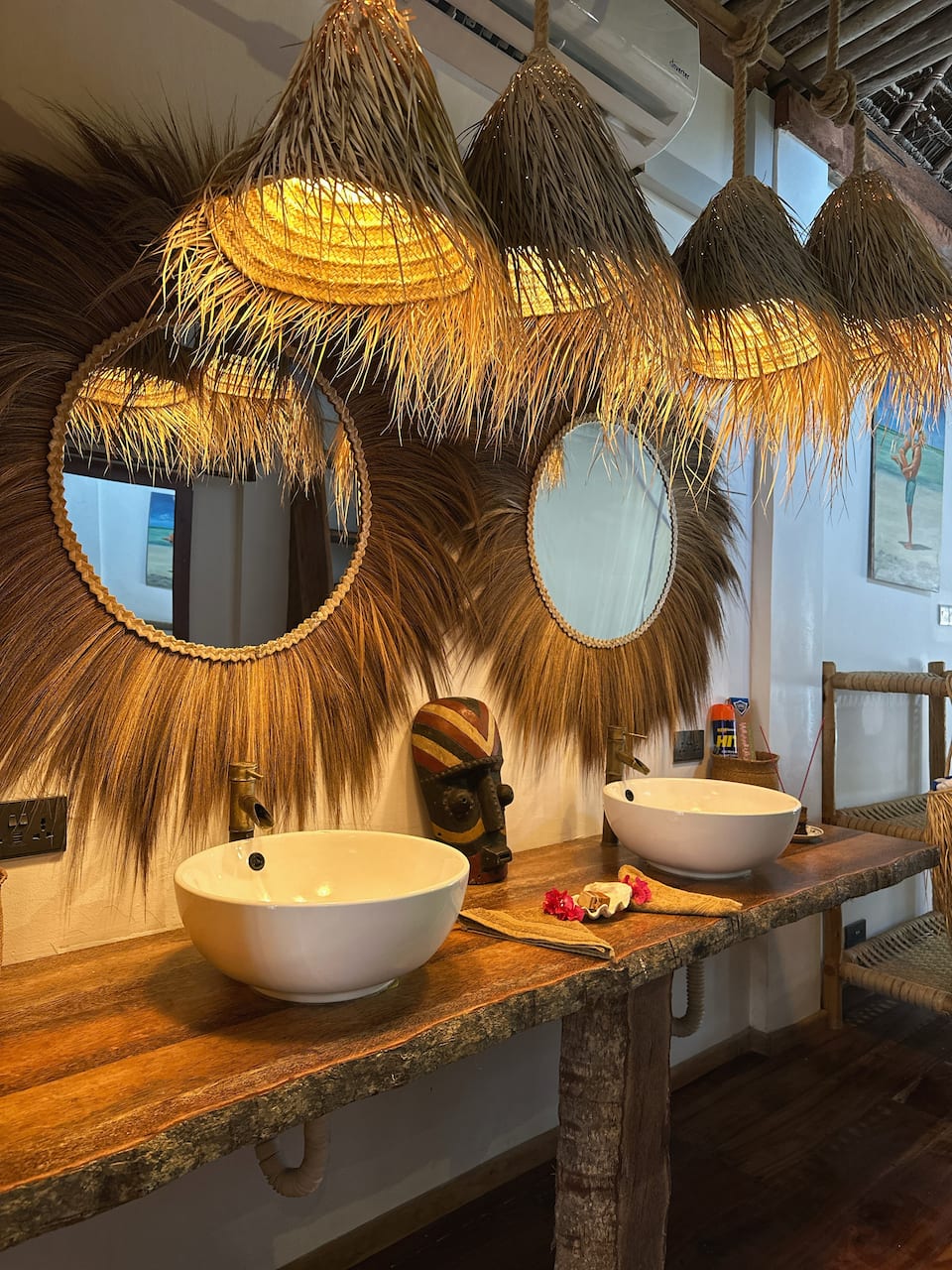 Doppelwaschbecken mit Palmblattspiegeln in der YapYap Villa, Paje, Zanzibar
