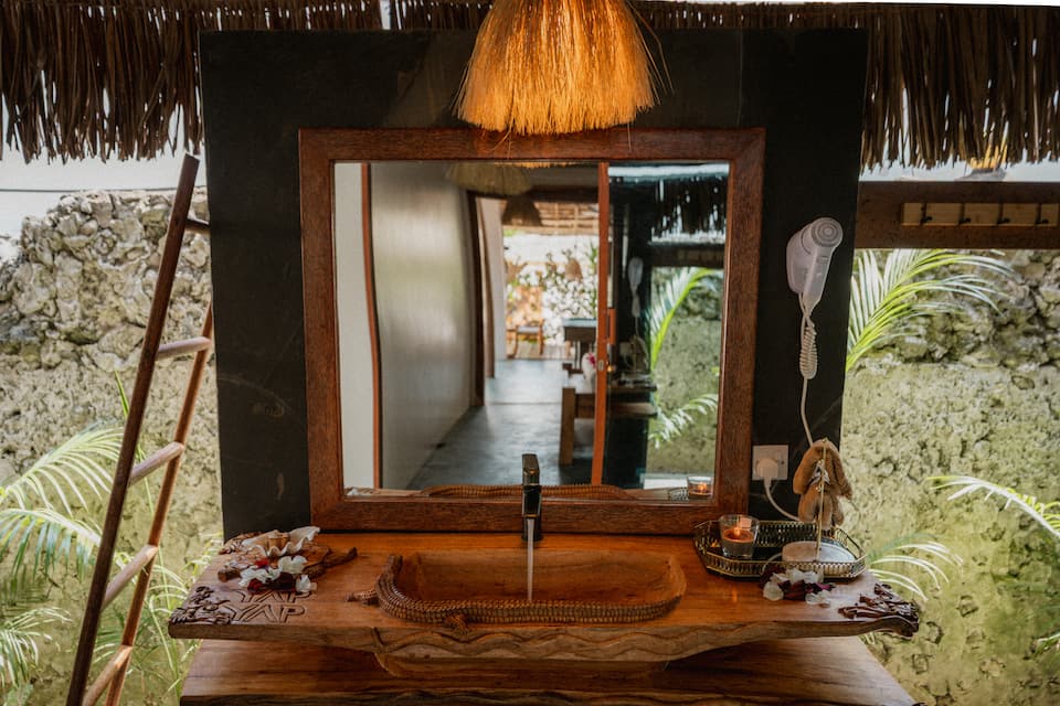Waschtisch im offenen Bad in der YapYap Villa, Paje, Zanzibar
