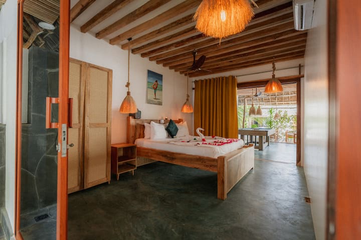 Blick vom Flur ins Schlafzimmer in der YapYap Villa, Paje, Zanzibar
