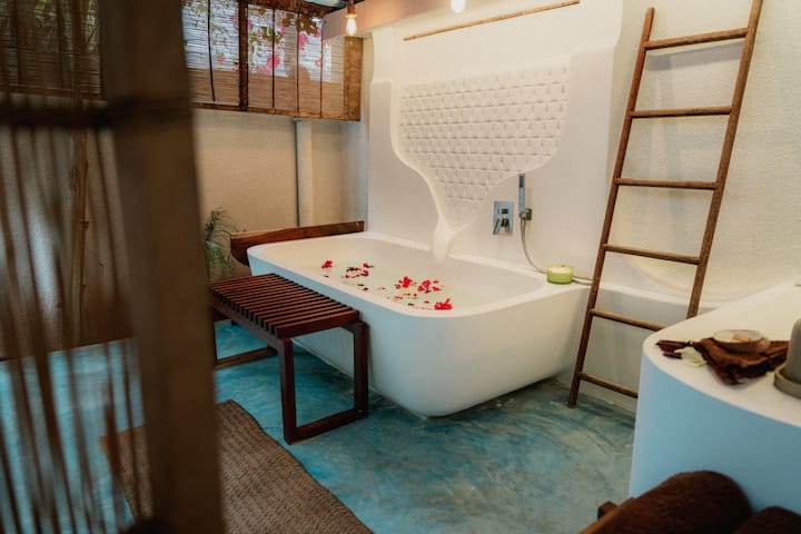 Bad mit Leiterregal und Wanne in der YapYap Villa, Paje, Zanzibar