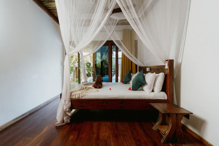 Himmelbett und Gartentüren in der YapYap Villa, Paje, Zanzibar