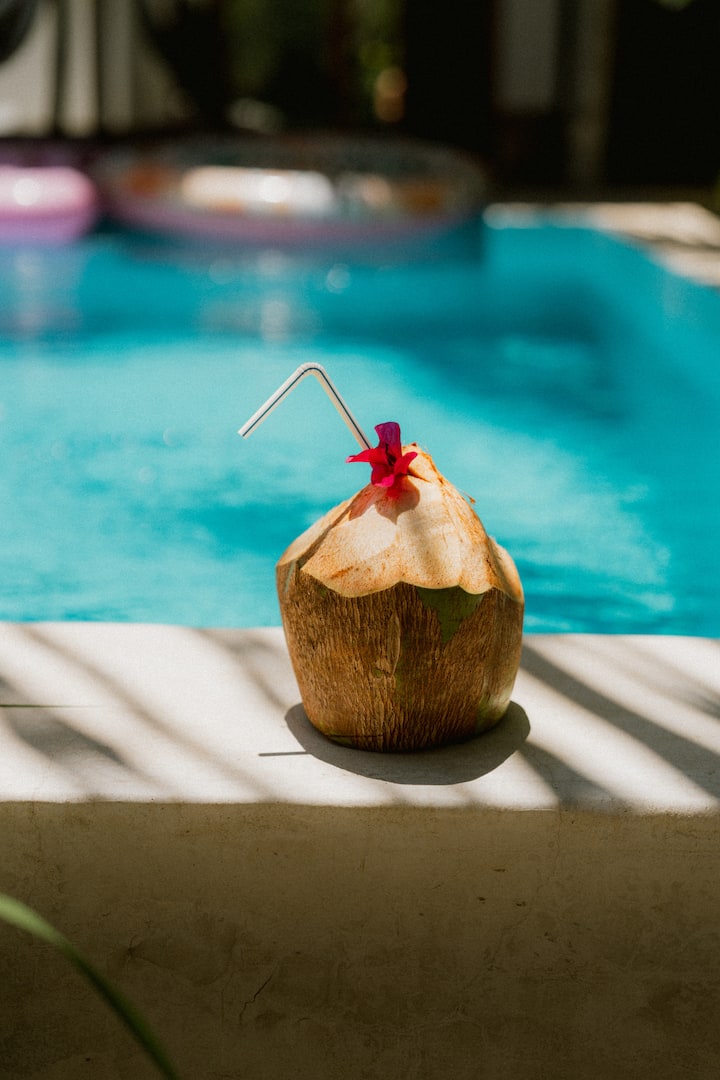 Frische Kokosnuss am Poolrand in der YapYap Villa, Paje, Zanzibar