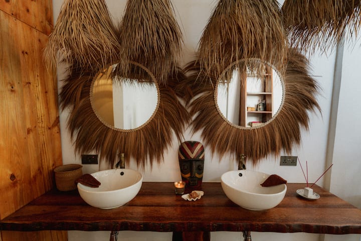 Runde Spiegel und Doppelwaschbecken in der YapYap Villa, Paje, Zanzibar