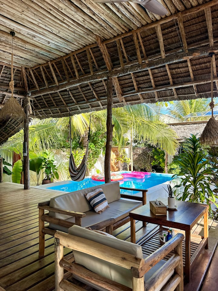 Terrasse und Pool unter dem Makuti-Dach in der YapYap Villa, Paje, Zanzibar