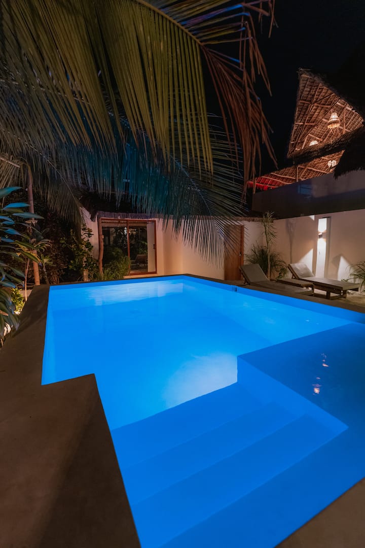 Pool von der Terrasse bei Nacht in der YapYap Villa, Paje, Zanzibar