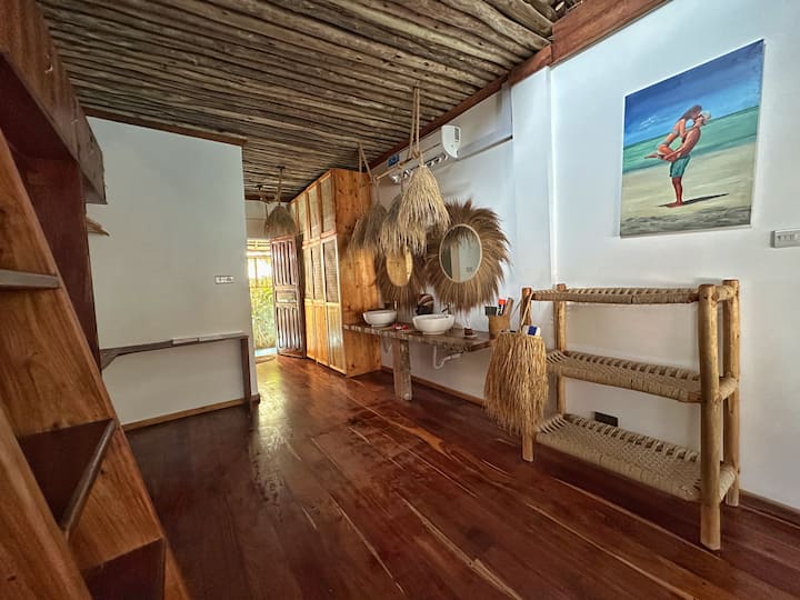 Flur mit Leiterregalen in der YapYap Villa, Paje, Zanzibar