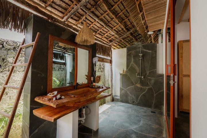 Offene Dusche und Waschtisch in der YapYap Villa, Paje, Zanzibar