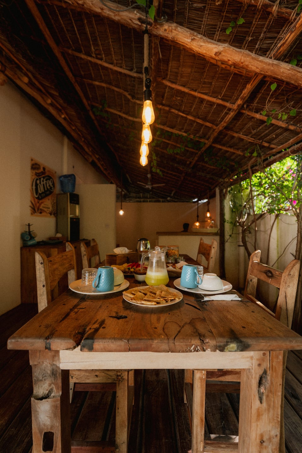 Esstisch unter freiem Himmel in der YapYap Villa, Paje, Zanzibar