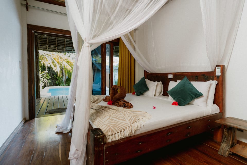 King-Schlafzimmer mit Himmelbett in der YapYap Villa, Paje, Zanzibar