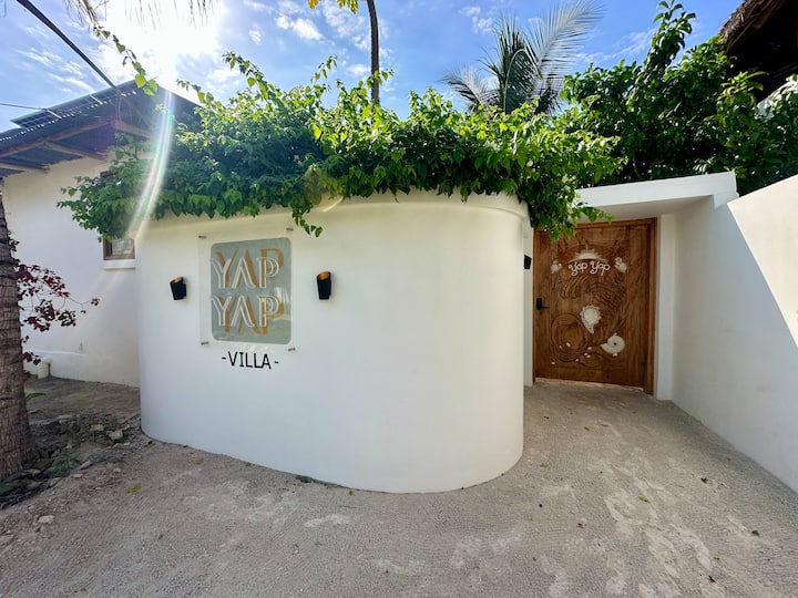 Eingangsmauer mit dem YapYap-Villa-Schild in der YapYap Villa, Paje, Zanzibar
