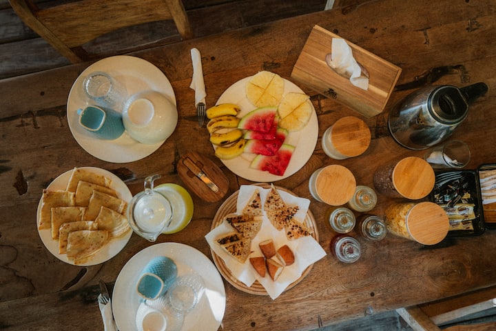 Frühstück auf der Terrasse in der YapYap Villa, Paje, Zanzibar