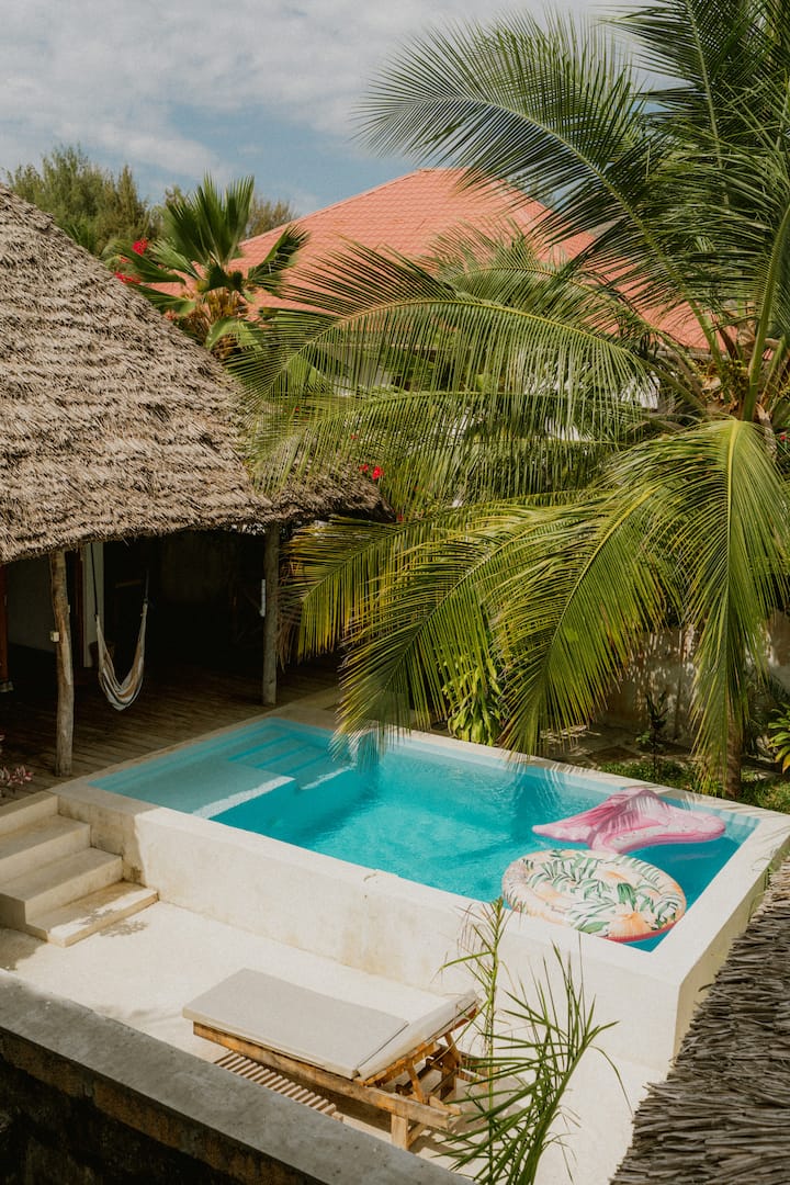 Pool und Hängematten im Garten in der YapYap Villa, Paje, Zanzibar