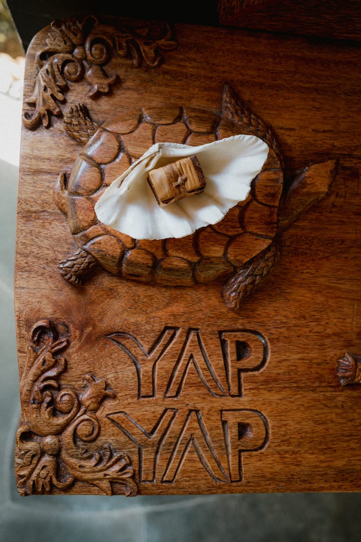Handgeschnitztes YapYap-Schild in der YapYap Villa, Paje, Zanzibar