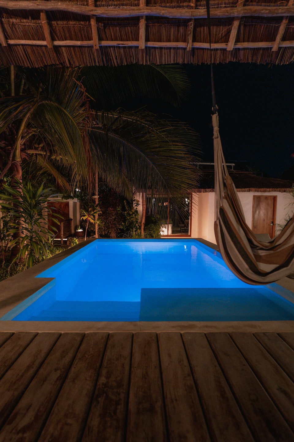Pool und Hängematte in der Dämmerung in der YapYap Villa, Paje, Zanzibar