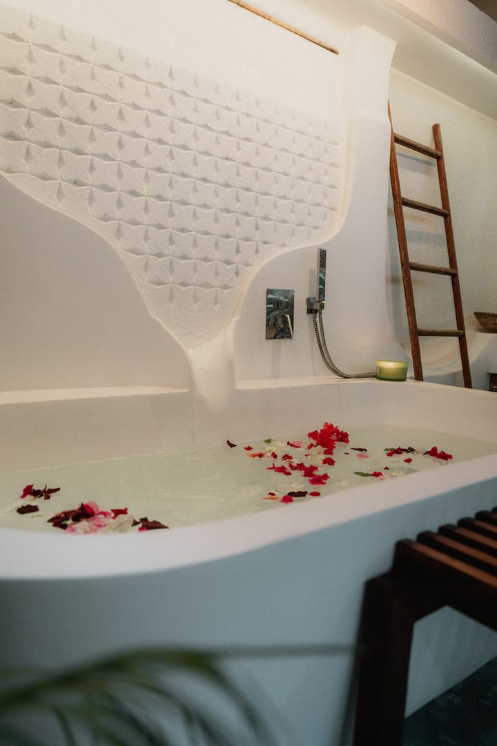 Skulpturale Badewanne mit Rosenblättern in der YapYap Villa, Paje, Zanzibar