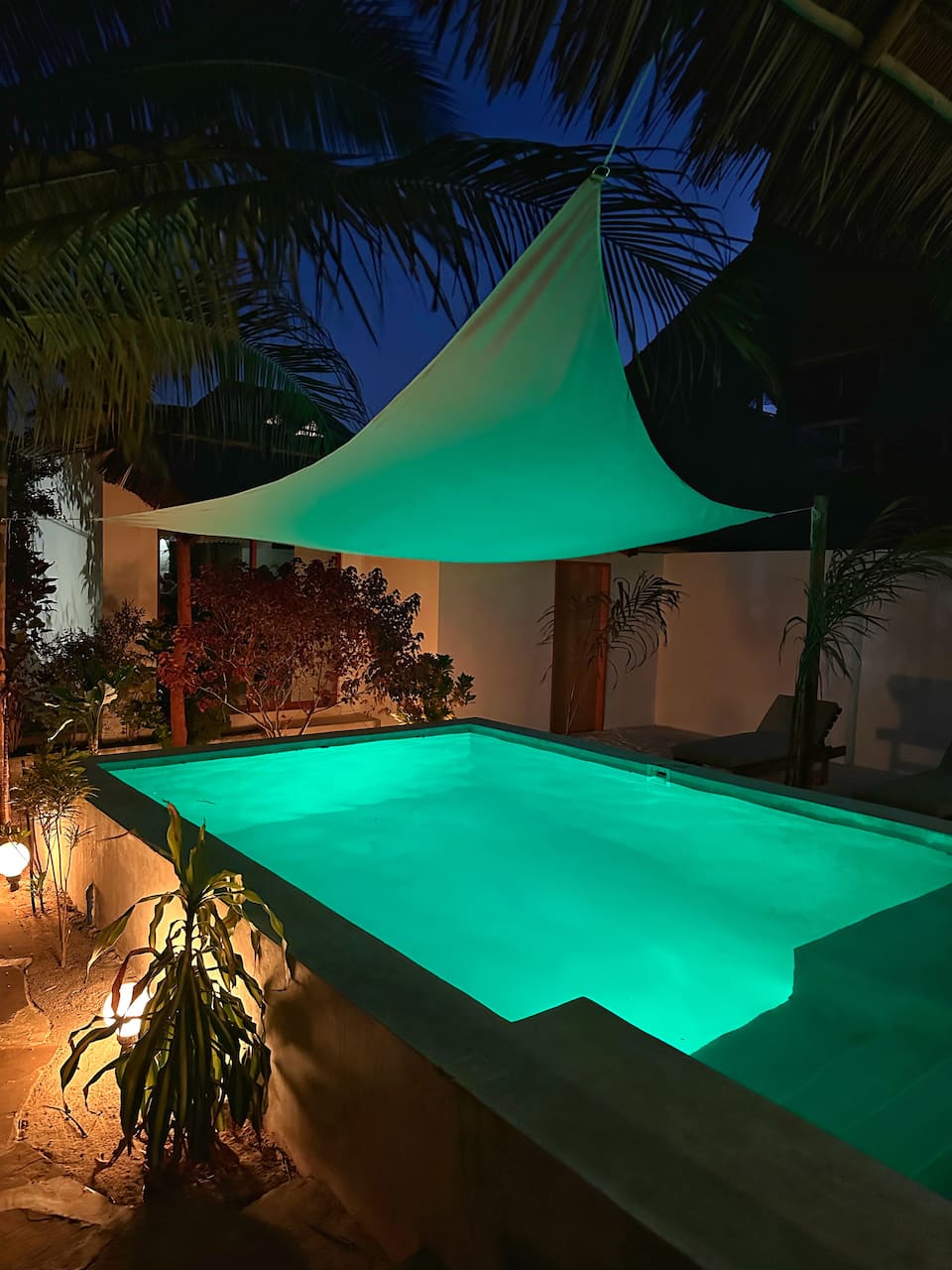 Pool und Sonnensegel bei Nacht in der YapYap Villa, Paje, Zanzibar