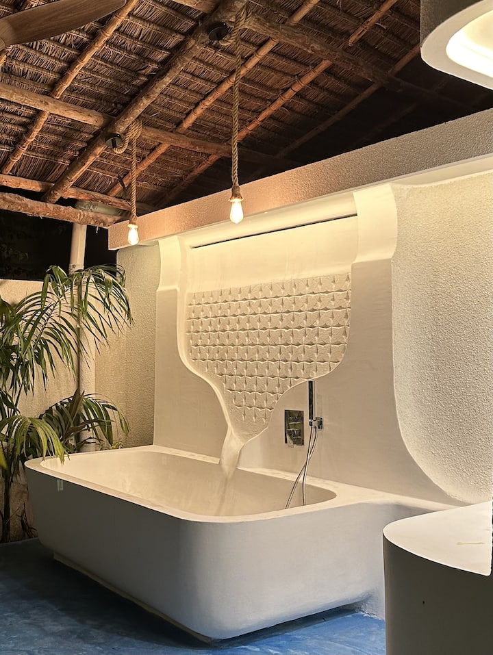 Badewanne mit skulpturaler Wand in der YapYap Villa, Paje, Zanzibar