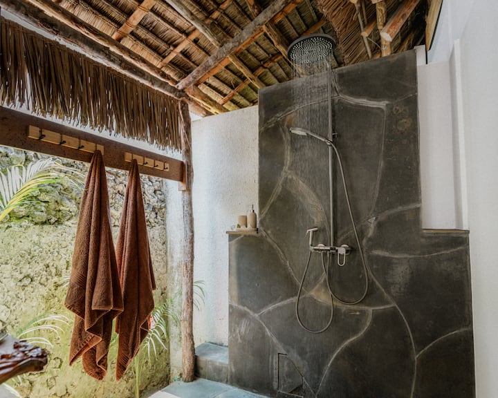 Steindusche in der YapYap Villa, Paje, Zanzibar