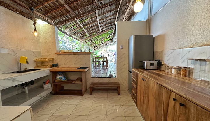 Küche und Bar in der YapYap Villa, Paje, Zanzibar